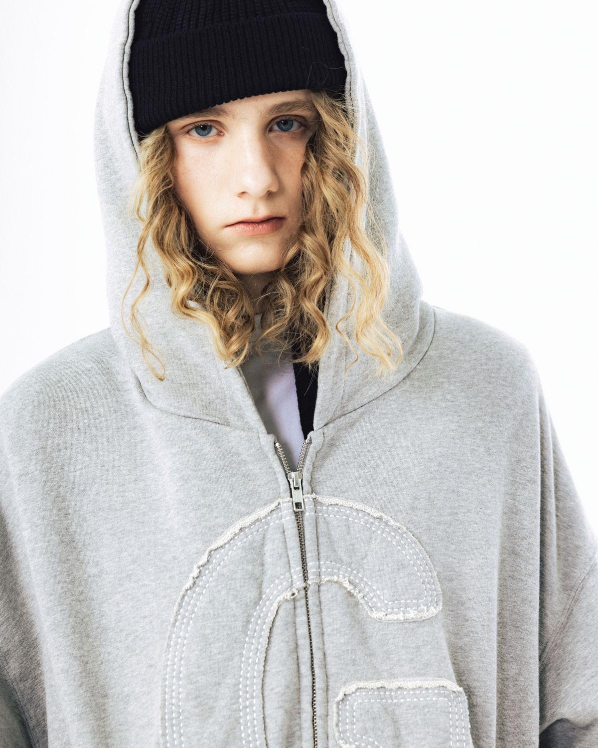 앵글런(ANGLAN) Big Appliqué Hood Zip-Up - Melange Grey