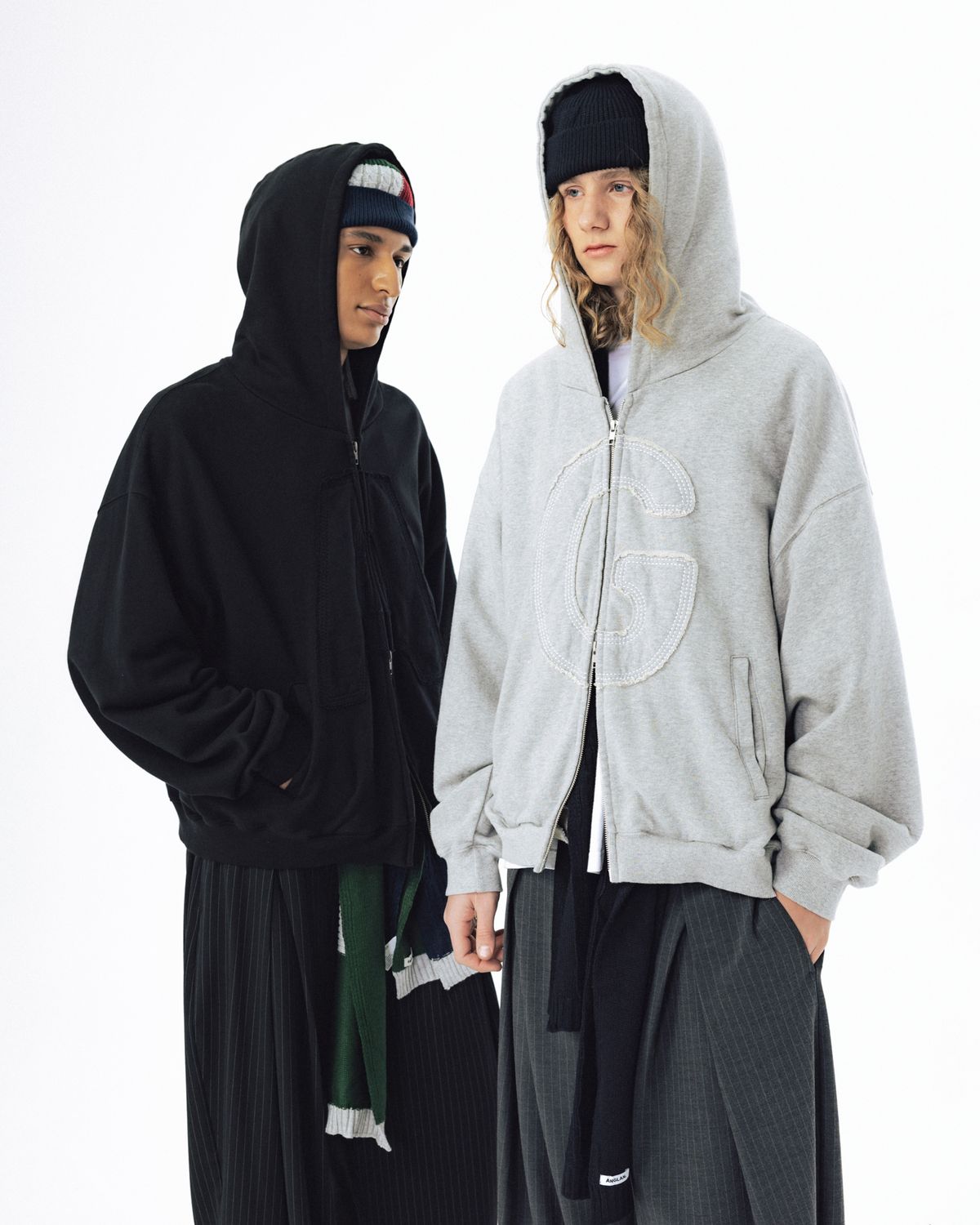 앵글런(ANGLAN) Big Appliqué Hood Zip-Up - Melange Grey