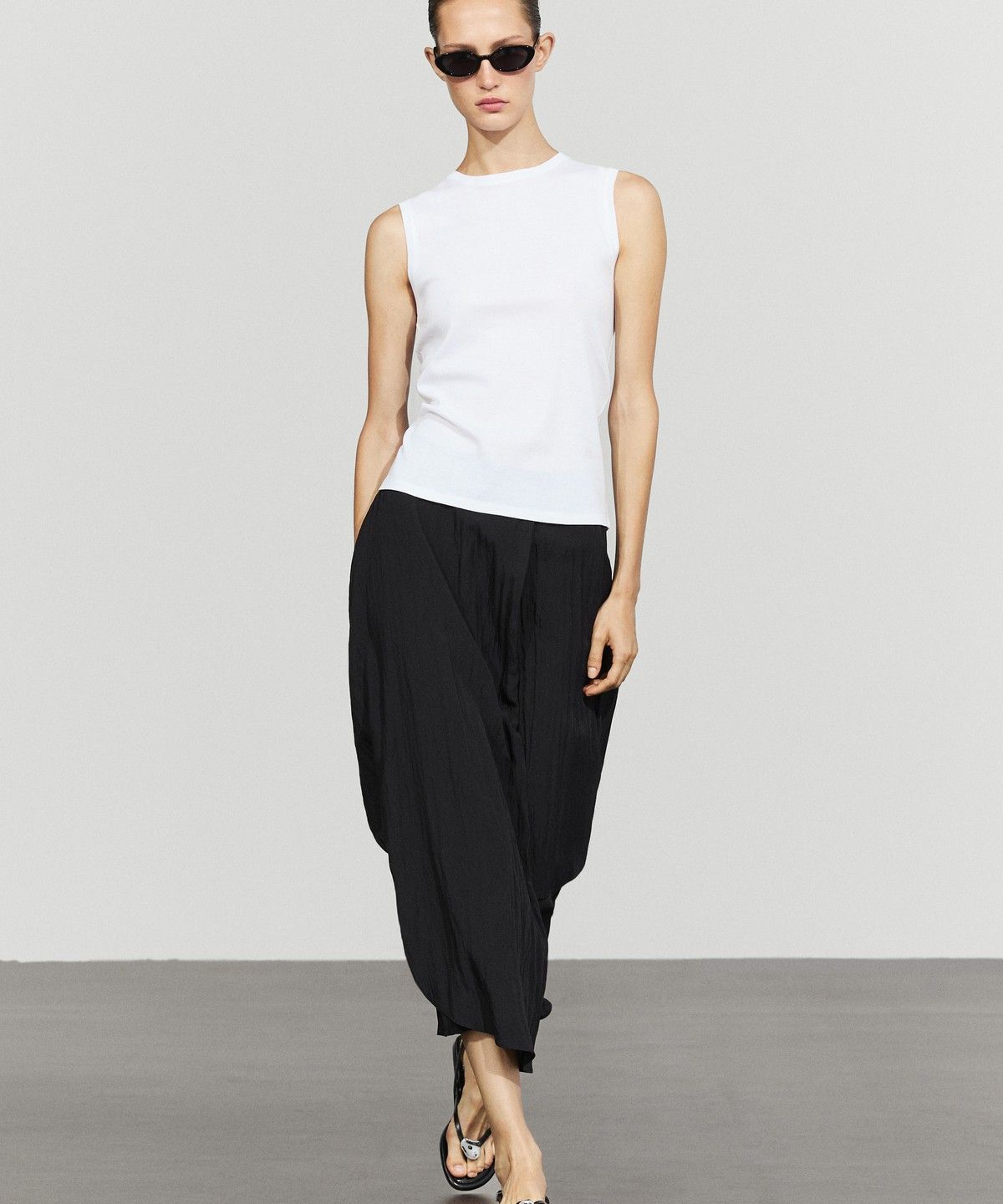 마시모두띠(MASSIMO DUTTI) 비대칭 패널 플루이드 미디 스커트
