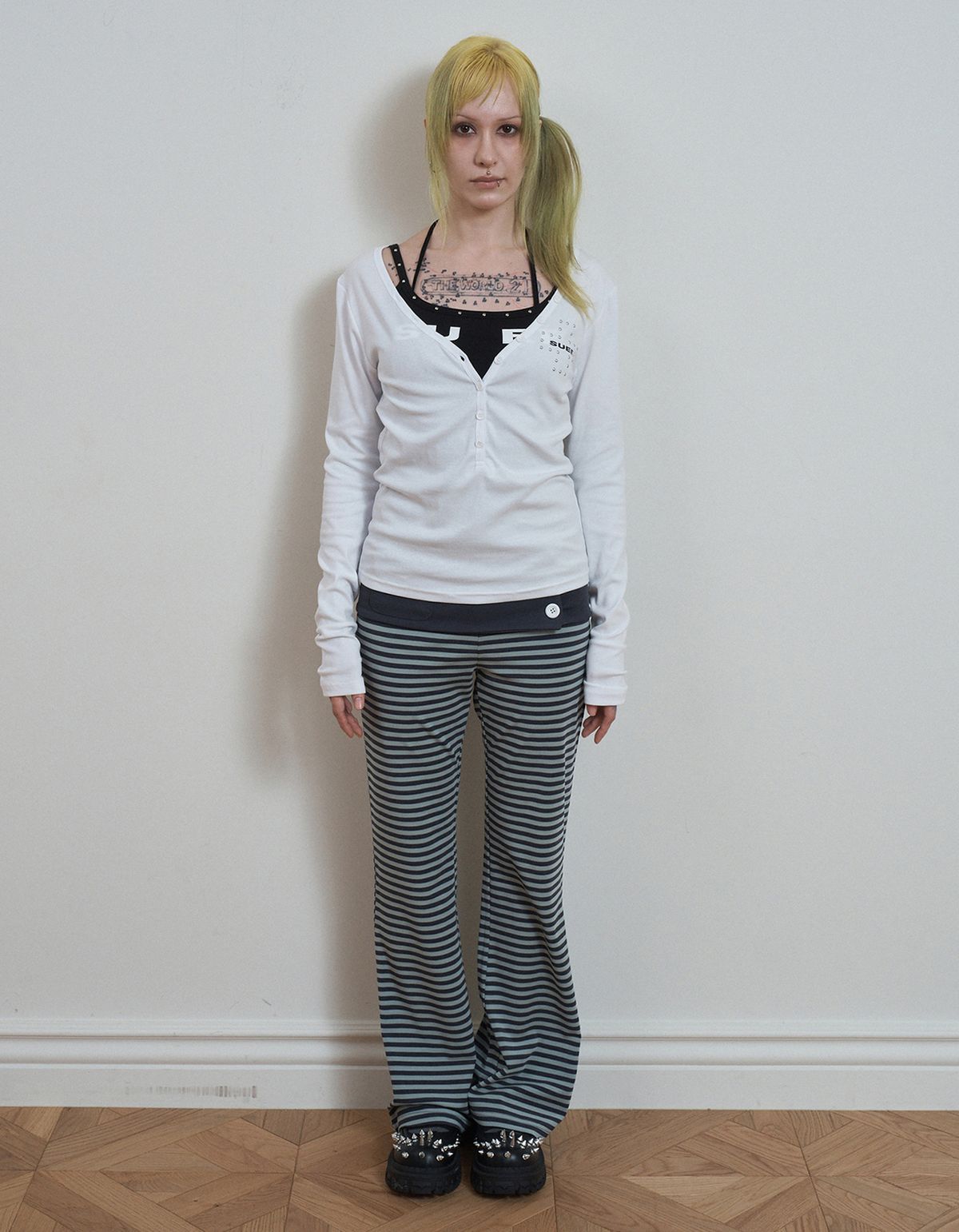 셋업이엑스이(SETUP-EXE) DEEP V-NECK BUTTON TOP / WHITE