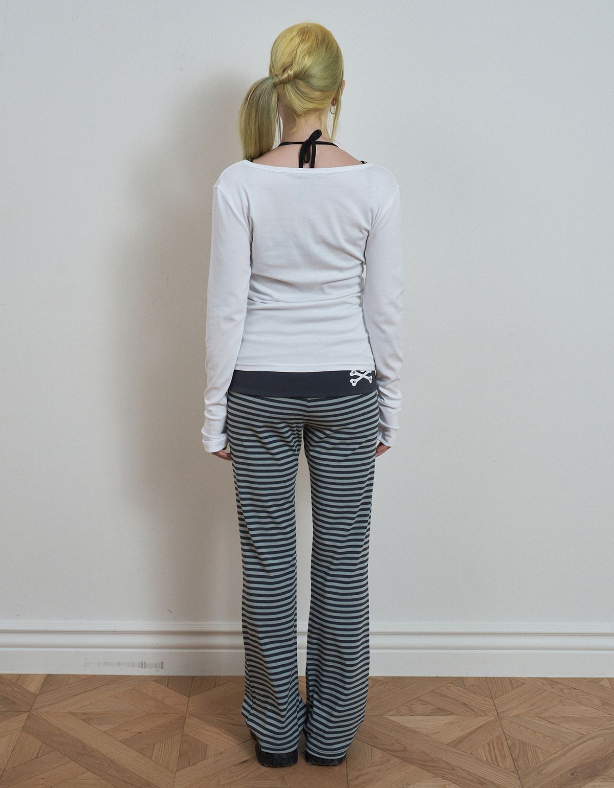 셋업이엑스이(SETUP-EXE) DEEP V-NECK BUTTON TOP / WHITE