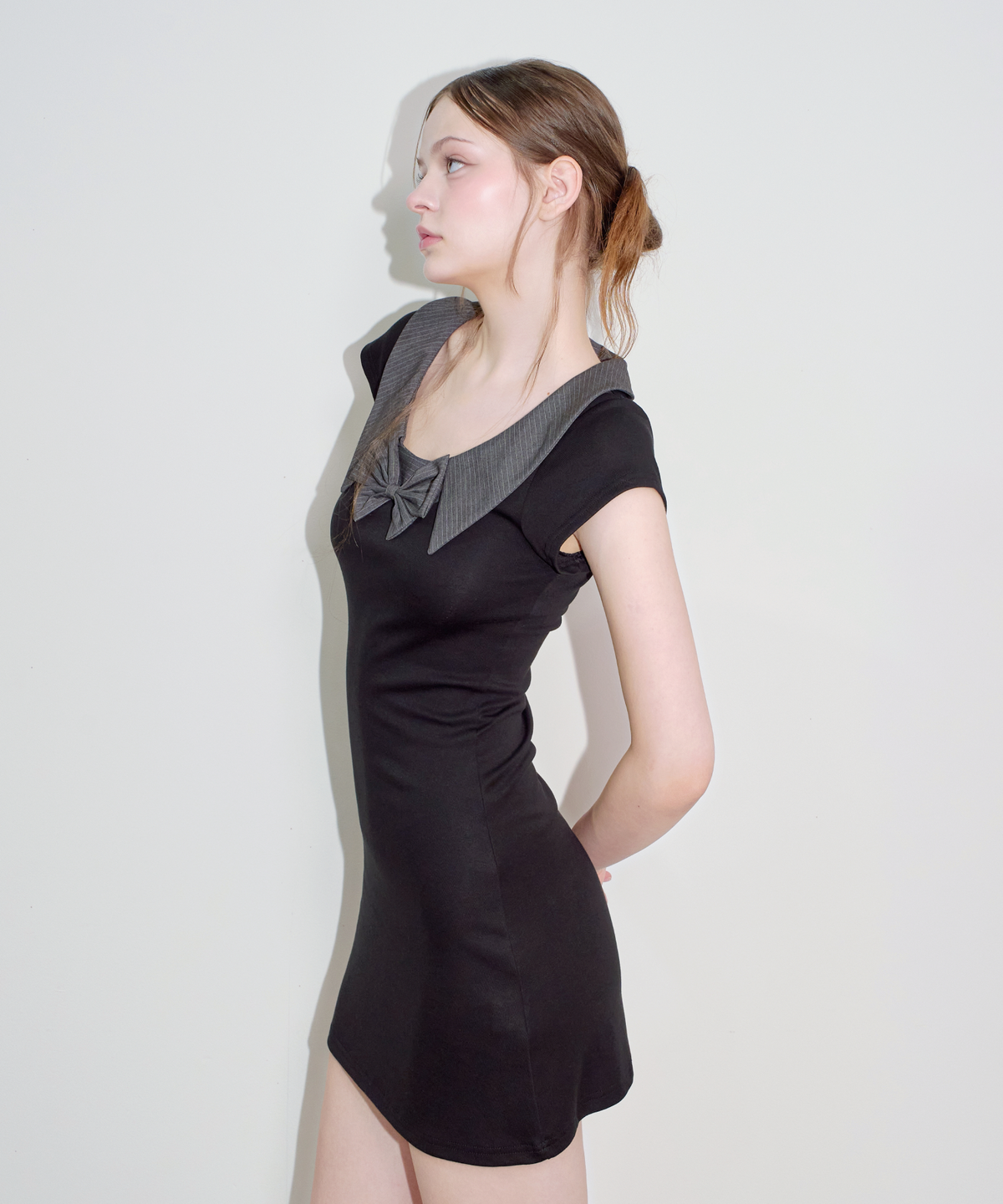 아크메서드(ARCMETHOD) 레이어드 카라 리본 미니 드레스 (블랙)