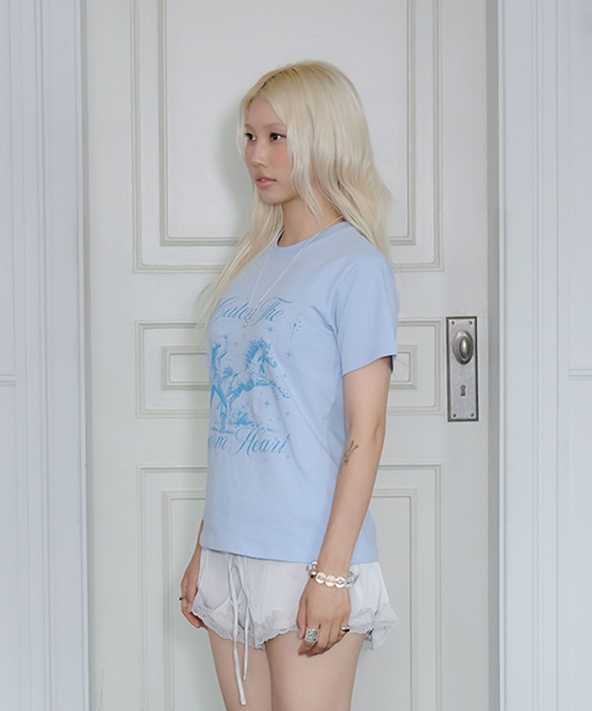 유네(YUNE) Catch The Warm Heart Tee_[Sky Blue]
