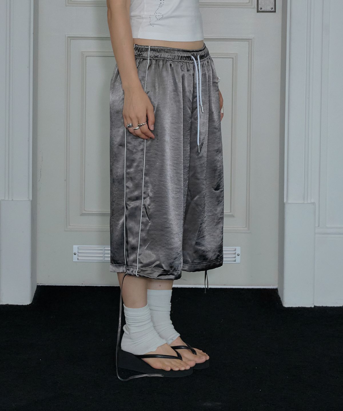 유네(YUNE) Twin Line Cropped Pants_[Charcoal]