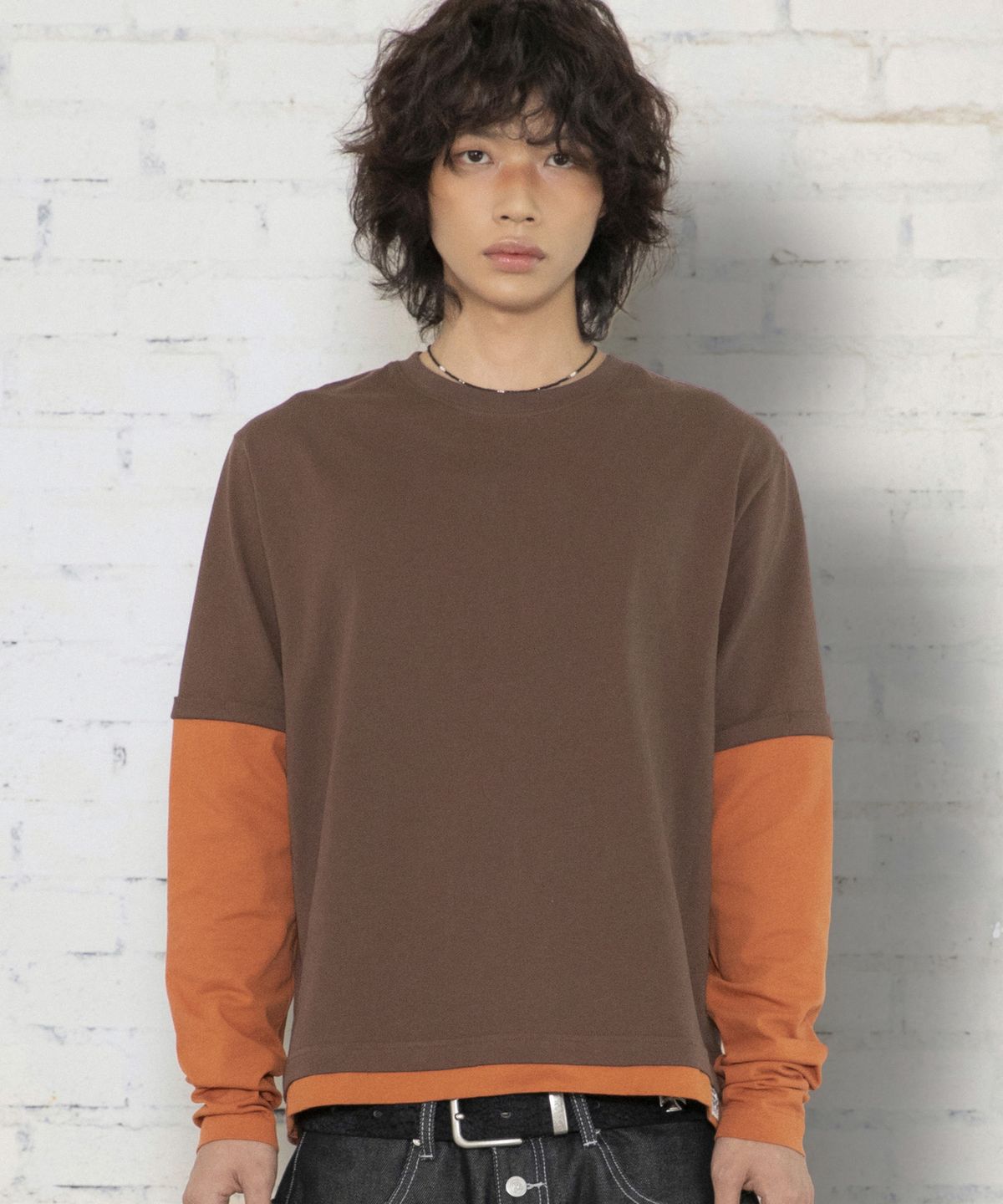 엑스톤즈(XTONZ) XTT166 롤업 레이어드 크롭 롱슬리브 (BROWN)