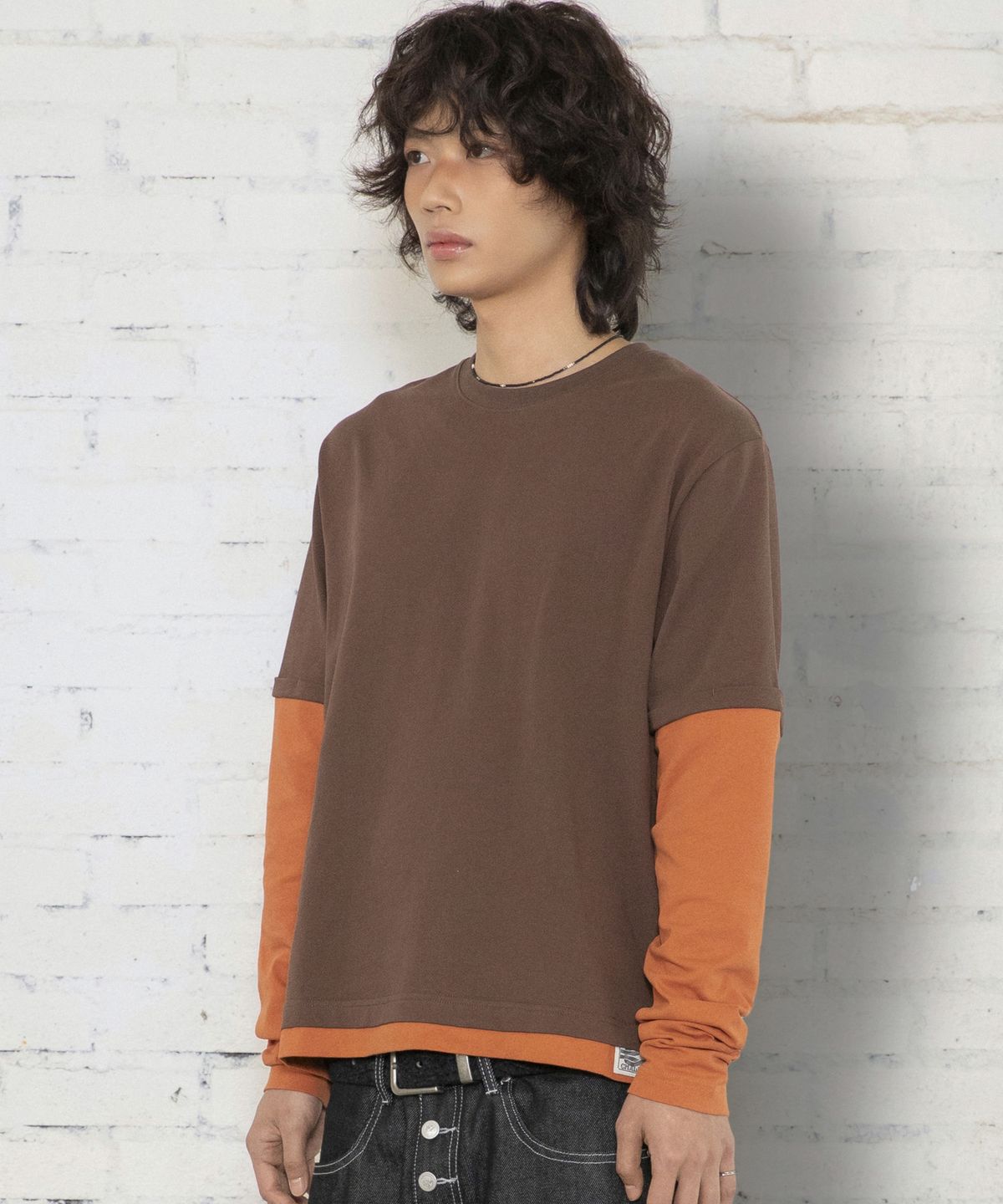 엑스톤즈(XTONZ) XTT166 롤업 레이어드 크롭 롱슬리브 (BROWN)
