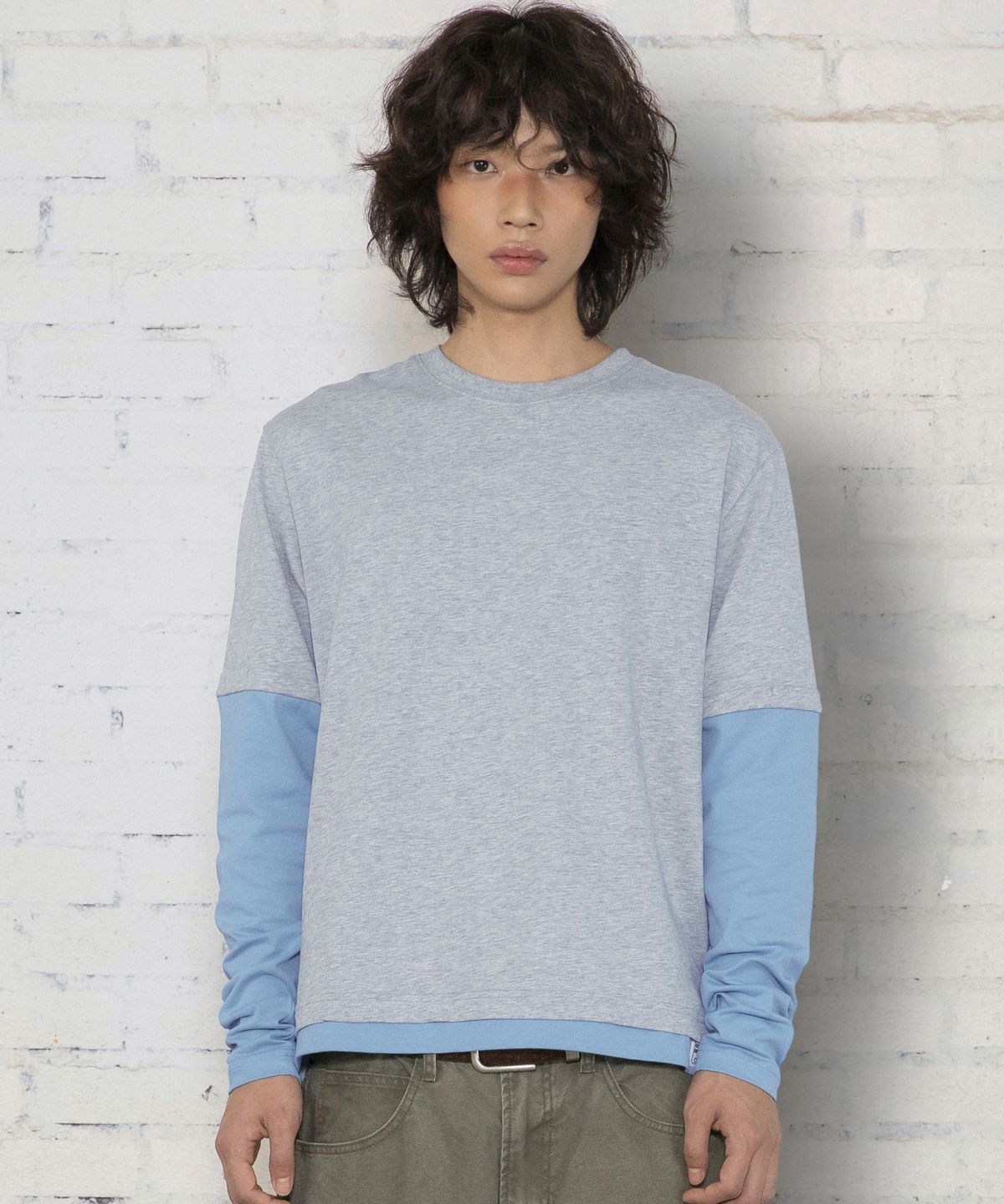 엑스톤즈(XTONZ) XTT166 롤업 레이어드 크롭 롱슬리브 (GRAY)