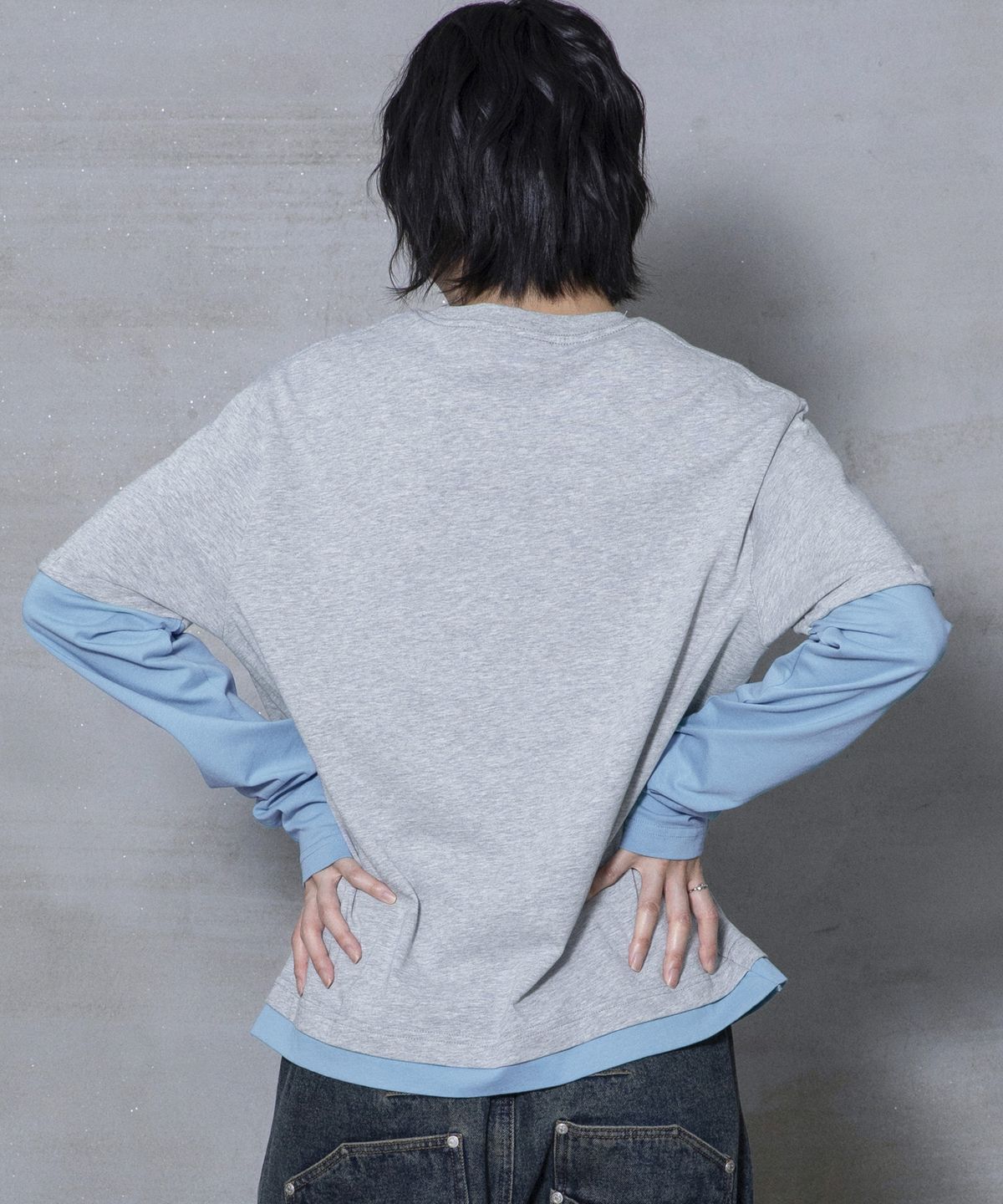 엑스톤즈(XTONZ) XTT166 롤업 레이어드 크롭 롱슬리브 (GRAY)