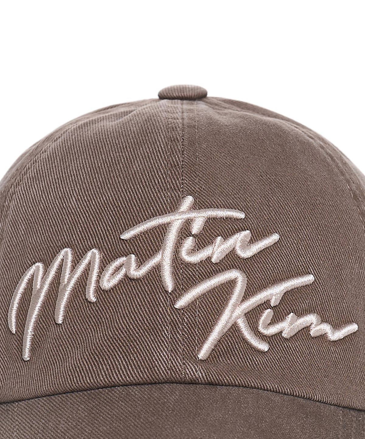 마뗑킴(MATIN KIM) LOGO SCRIPT BALL CAP IN BROWN