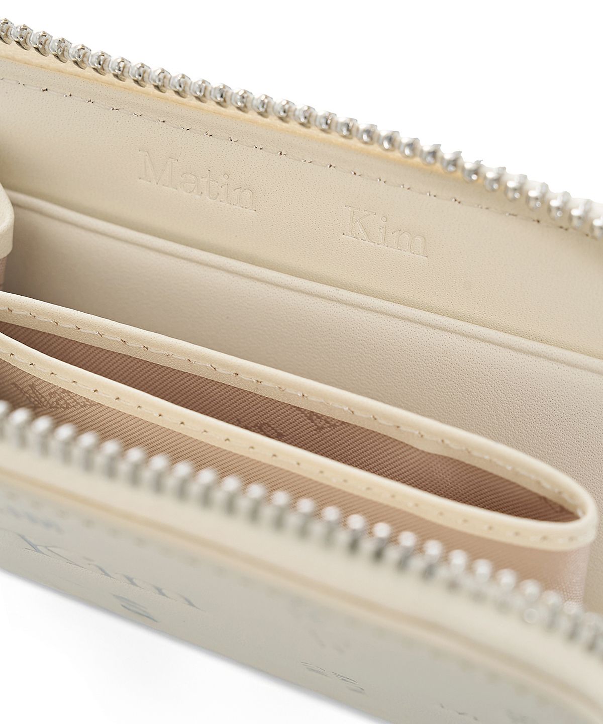 마뗑킴(MATIN KIM) MATIN ALL-OVER LOGO HALF ROUND ZIP WALLET IN IVORY