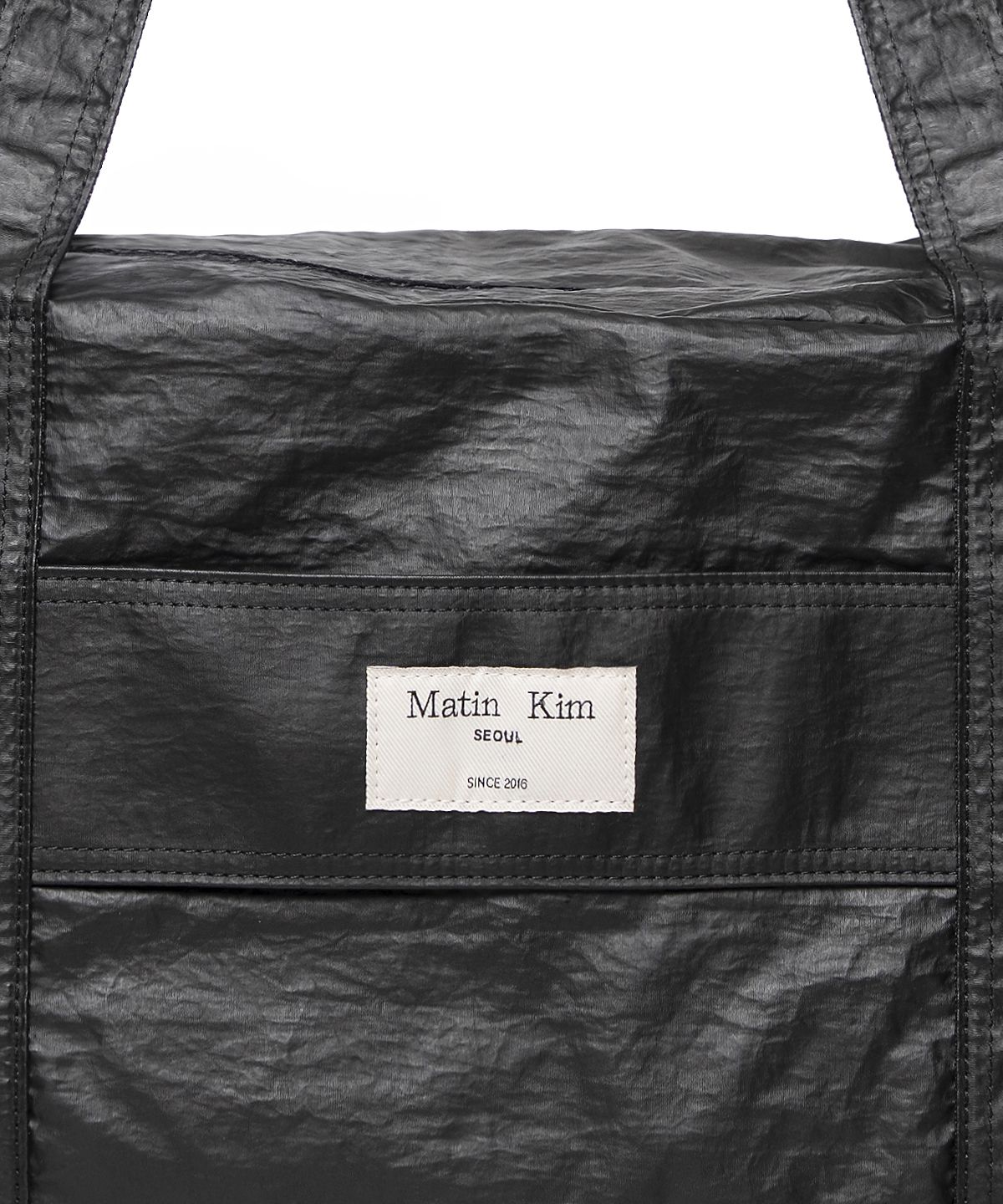 마뗑킴(MATIN KIM) MATIN UTILITY SQUARE DUFFEL BAG IN BLACK