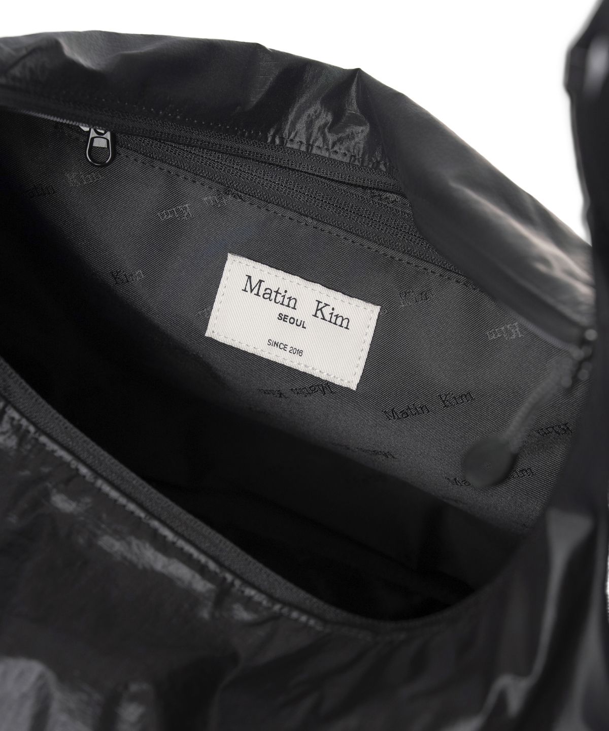 마뗑킴(MATIN KIM) MULTI-POCKET LITE CROSS BAG IN BLACK