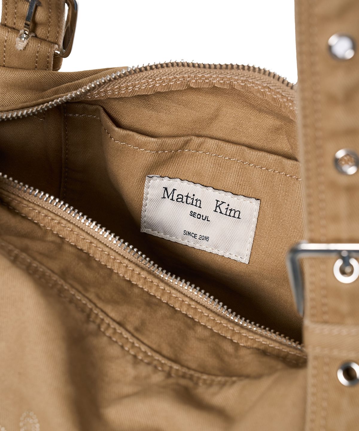 마뗑킴(MATIN KIM) VINTAGE WASHED COTTON DUFFEL BAG IN BEIGE