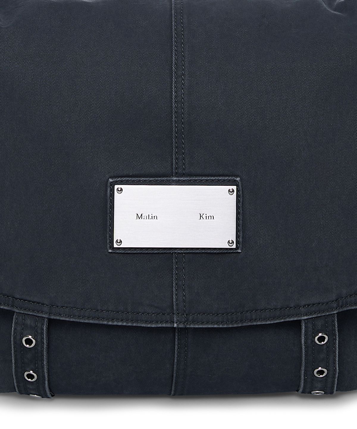 마뗑킴(MATIN KIM) VINTAGE WASHED COTTON MESSENGER BAG IN NAVY