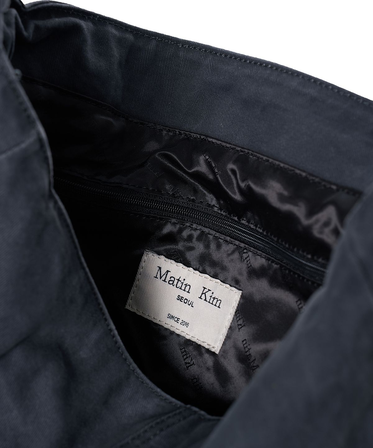 마뗑킴(MATIN KIM) VINTAGE WASHED COTTON MESSENGER BAG IN NAVY