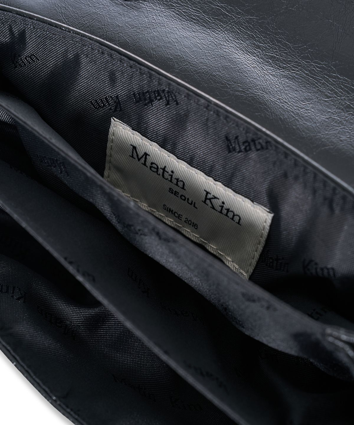 마뗑킴(MATIN KIM) MULTI-POCKET MINI CROSS BAG IN BLACK