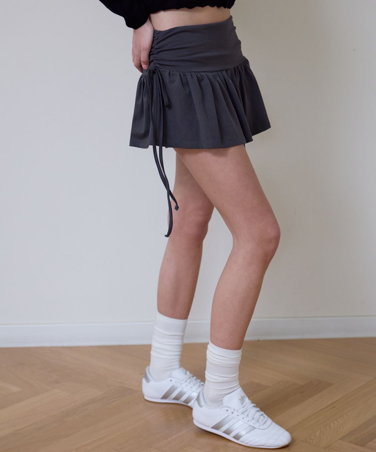 로제프란츠(ROSEFRANTZ) Side Shirring Mini Skirt [Charcoal]