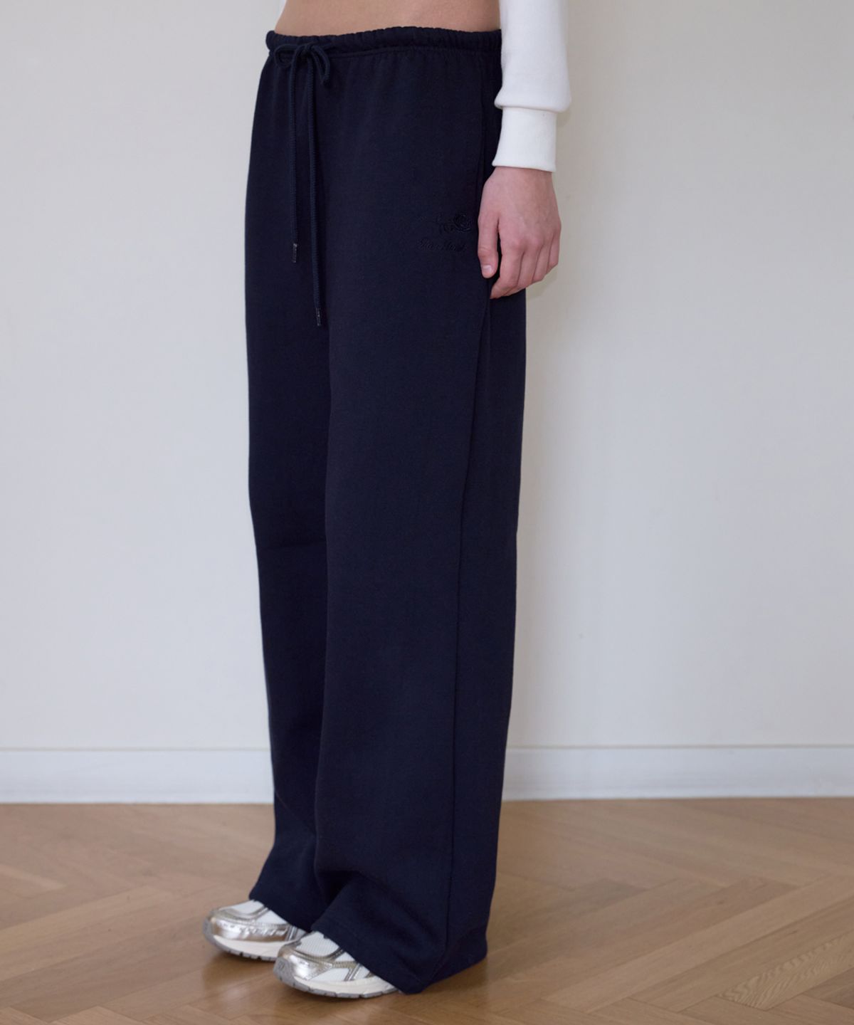 로제프란츠(ROSEFRANTZ) Rose Embroidery Wide Sweatpants [Navy]
