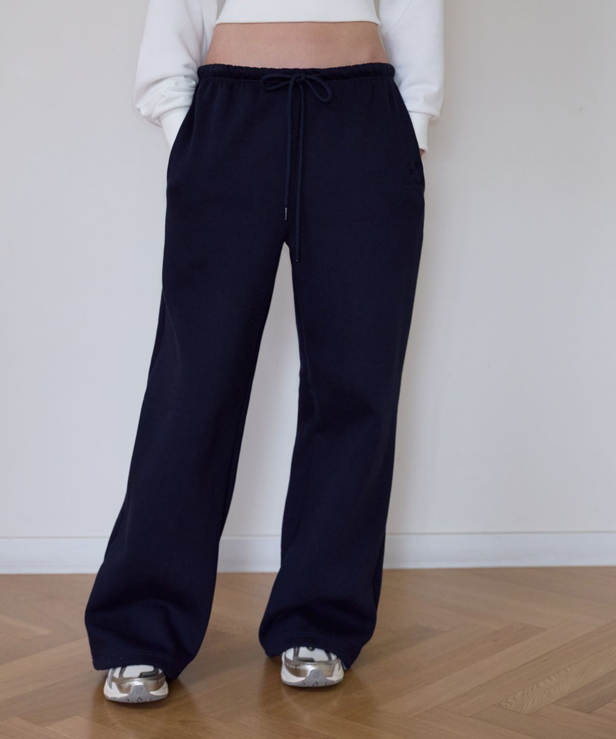 로제프란츠(ROSEFRANTZ) Rose Embroidery Wide Sweatpants [Navy]