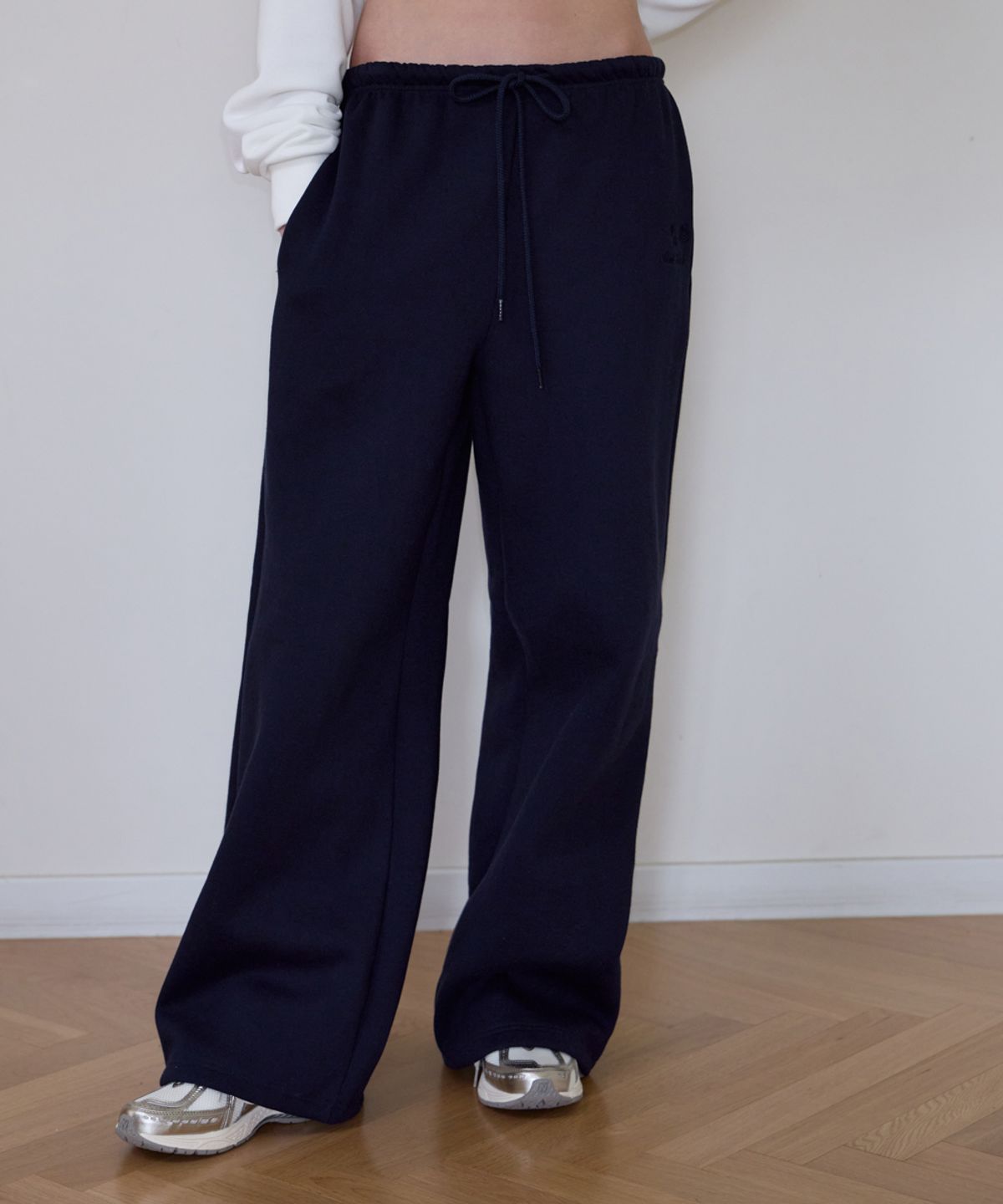 로제프란츠(ROSEFRANTZ) Rose Embroidery Wide Sweatpants [Navy]