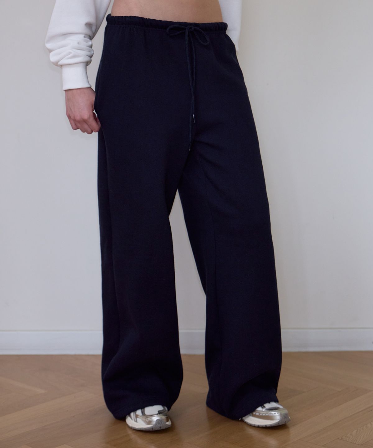 로제프란츠(ROSEFRANTZ) Rose Embroidery Wide Sweatpants [Navy]