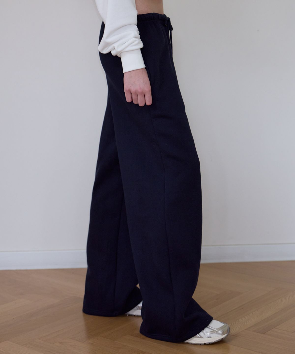 로제프란츠(ROSEFRANTZ) Rose Embroidery Wide Sweatpants [Navy]