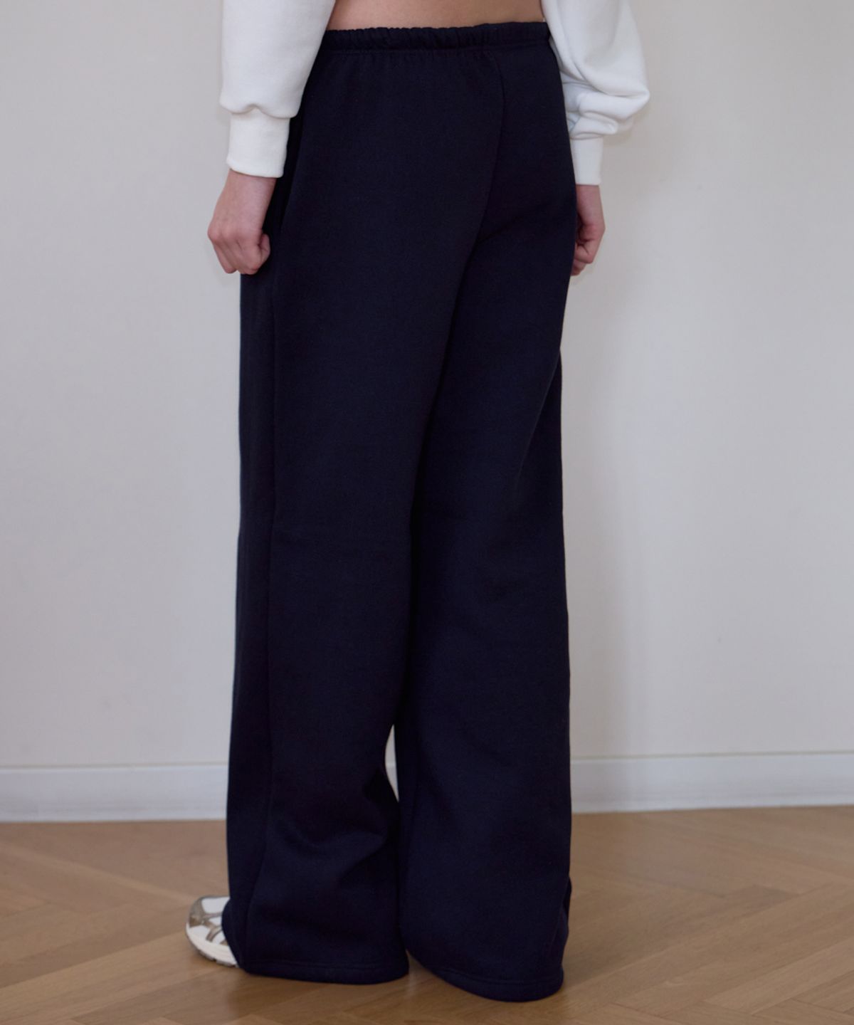 로제프란츠(ROSEFRANTZ) Rose Embroidery Wide Sweatpants [Navy]