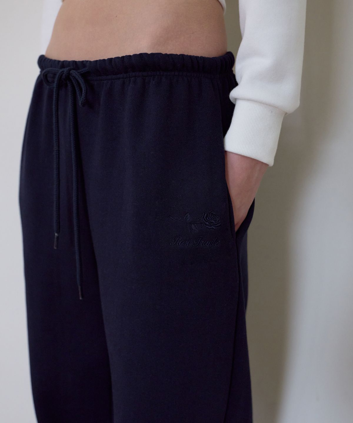 로제프란츠(ROSEFRANTZ) Rose Embroidery Wide Sweatpants [Navy]