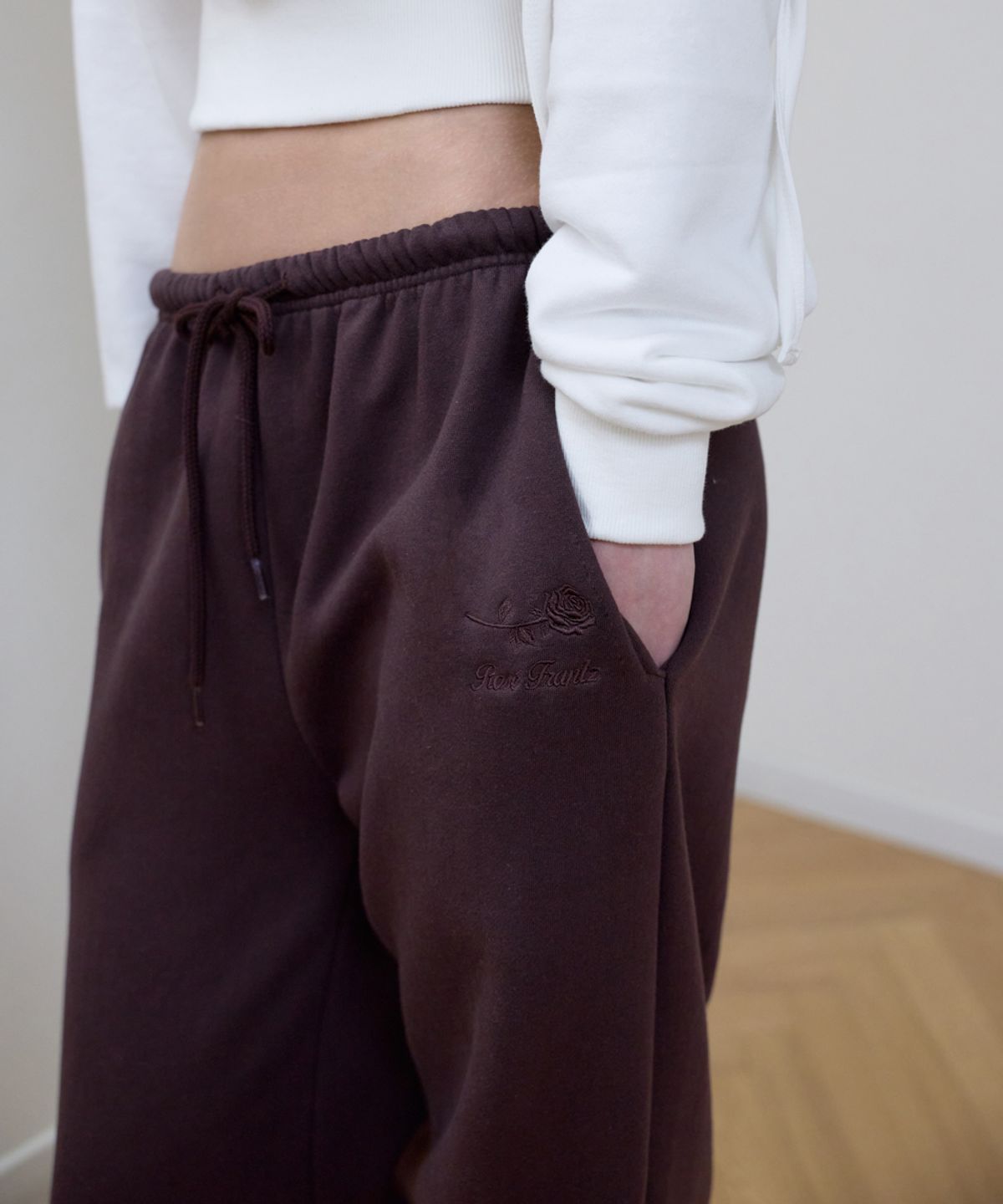 로제프란츠(ROSEFRANTZ) Rose Embroidery Wide Sweatpants [Brown]