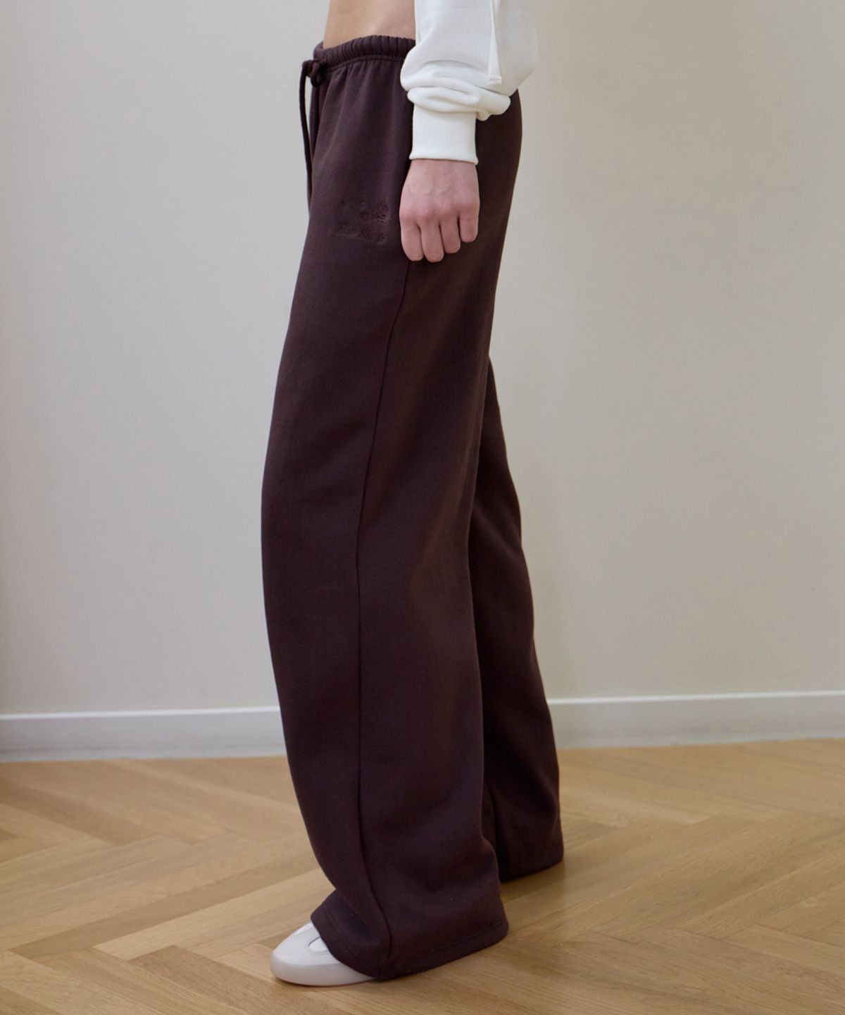 로제프란츠(ROSEFRANTZ) Rose Embroidery Wide Sweatpants [Brown]