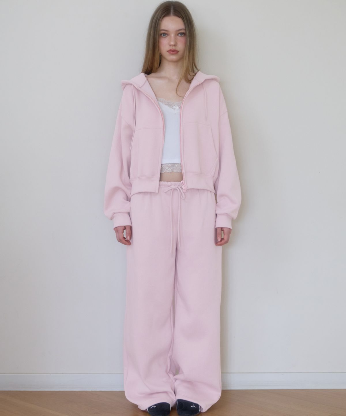 로제프란츠(ROSEFRANTZ) Rose Embroidery Wide Sweatpants [Pink]