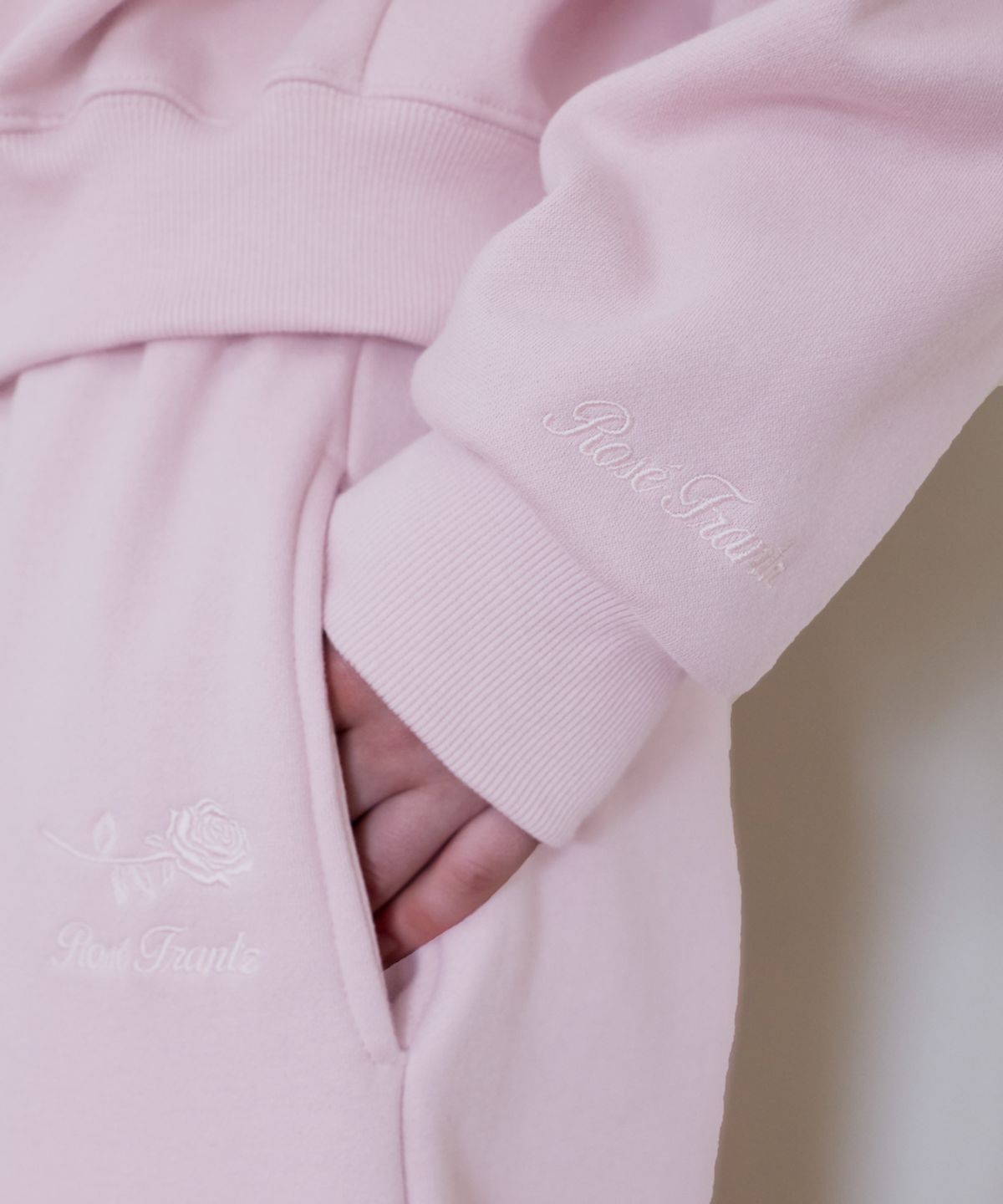 로제프란츠(ROSEFRANTZ) Rose Embroidery Wide Sweatpants [Pink]