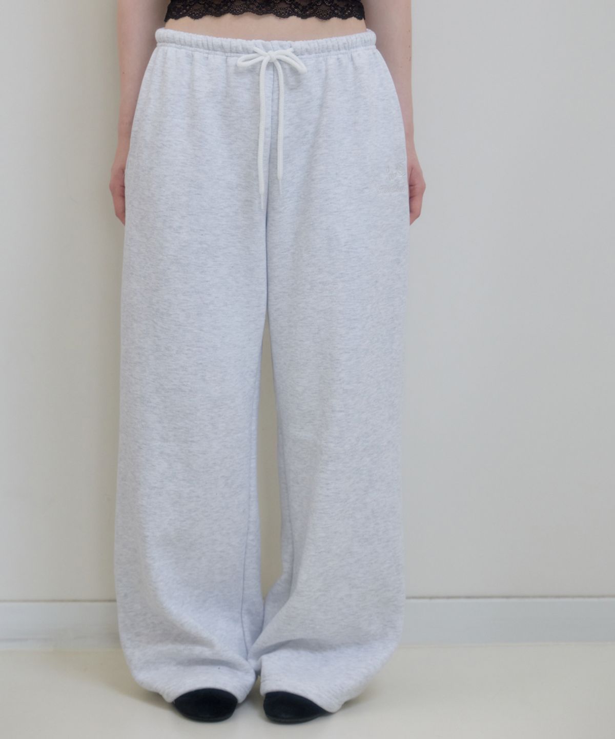 로제프란츠(ROSEFRANTZ) Rose Embroidery Wide Sweatpants [White Melange]