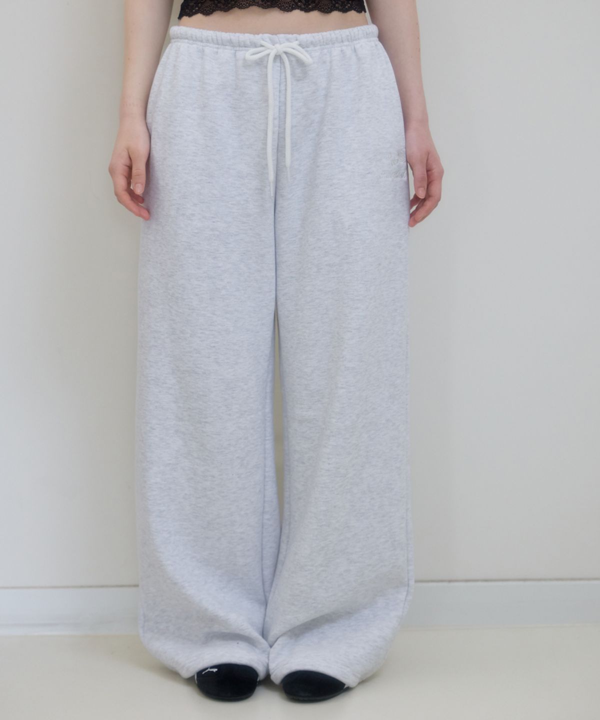 로제프란츠(ROSEFRANTZ) Rose Embroidery Wide Sweatpants [White Melange]