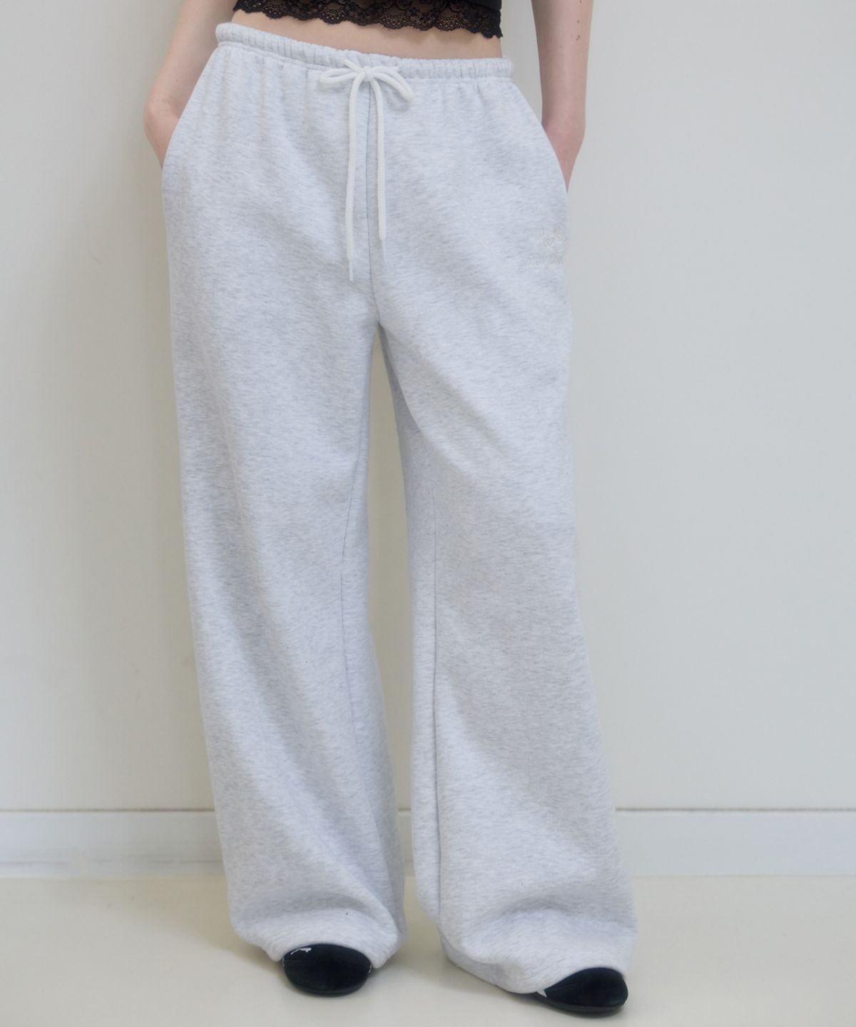 로제프란츠(ROSEFRANTZ) Rose Embroidery Wide Sweatpants [White Melange]