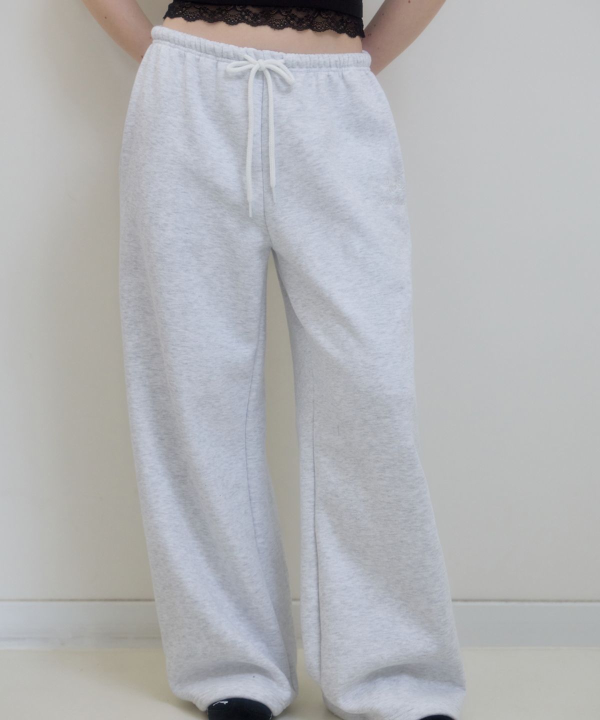 로제프란츠(ROSEFRANTZ) Rose Embroidery Wide Sweatpants [White Melange]
