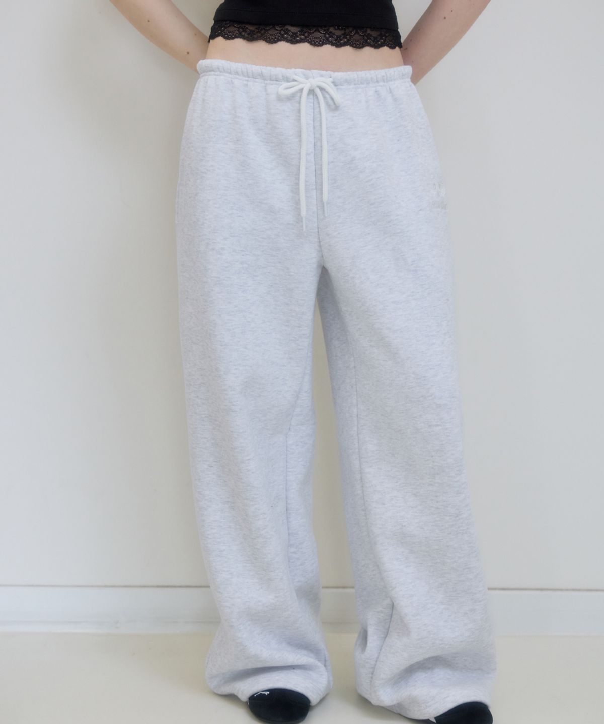 로제프란츠(ROSEFRANTZ) Rose Embroidery Wide Sweatpants [White Melange]