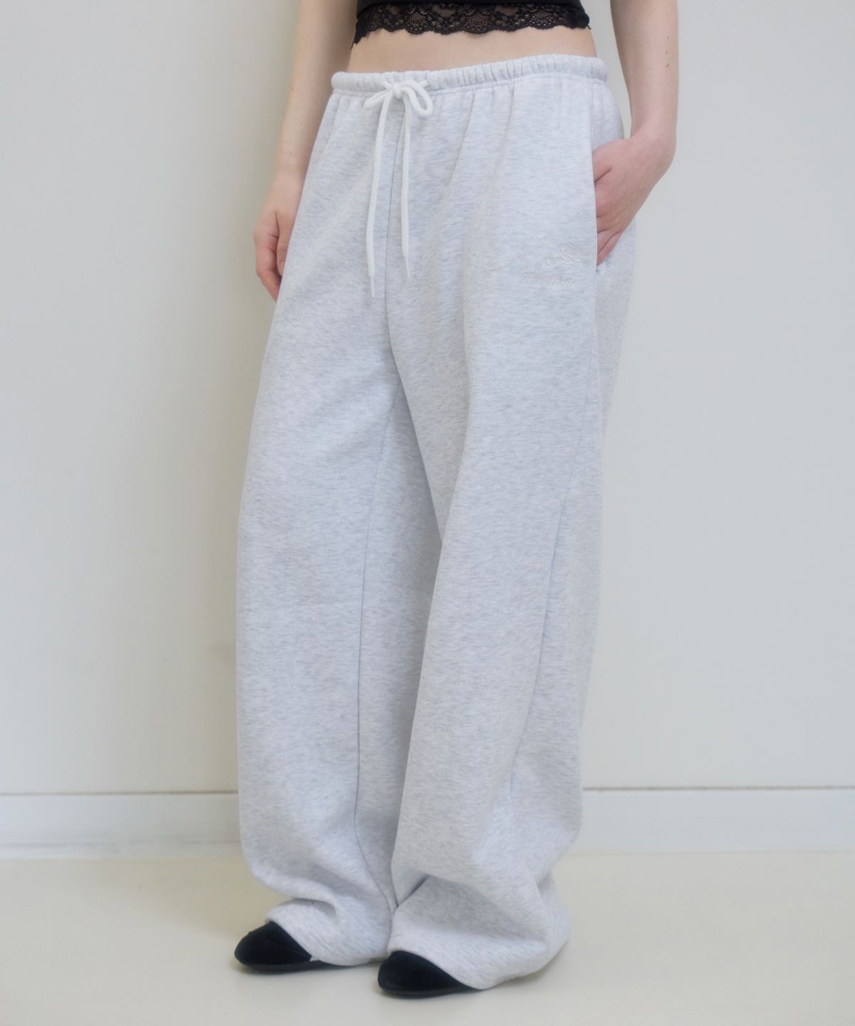 로제프란츠(ROSEFRANTZ) Rose Embroidery Wide Sweatpants [White Melange]