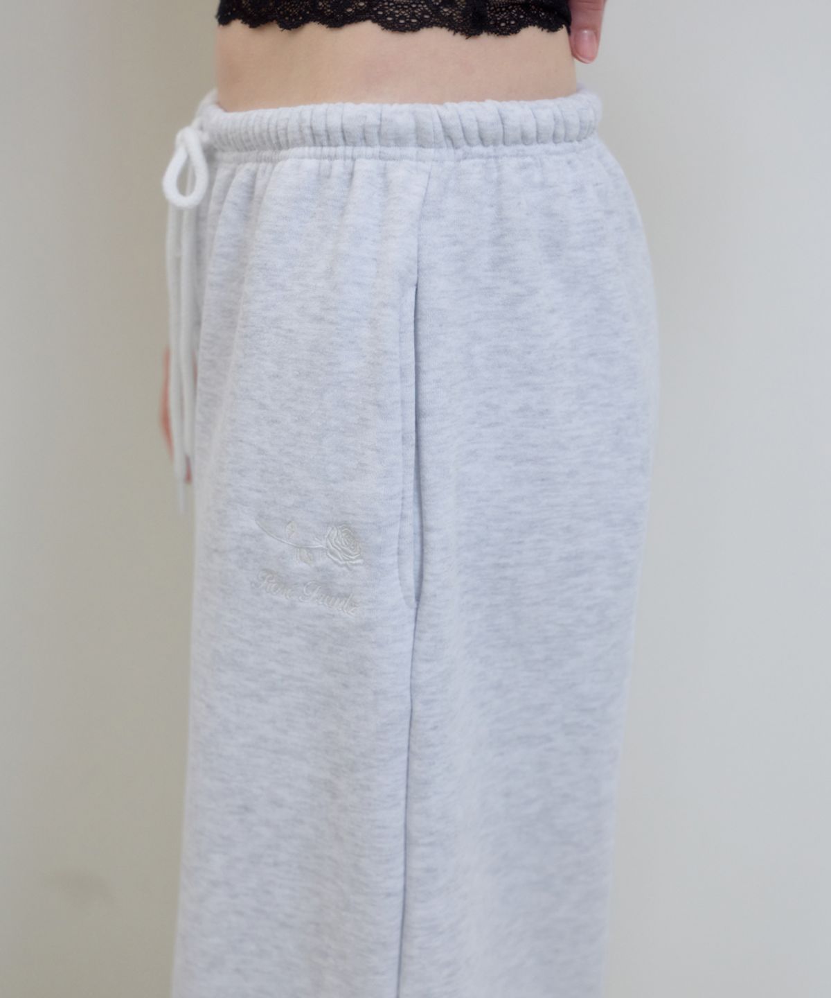로제프란츠(ROSEFRANTZ) Rose Embroidery Wide Sweatpants [White Melange]