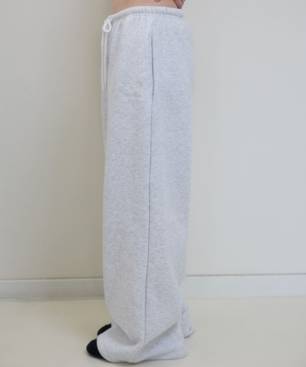 로제프란츠(ROSEFRANTZ) Rose Embroidery Wide Sweatpants [White Melange]