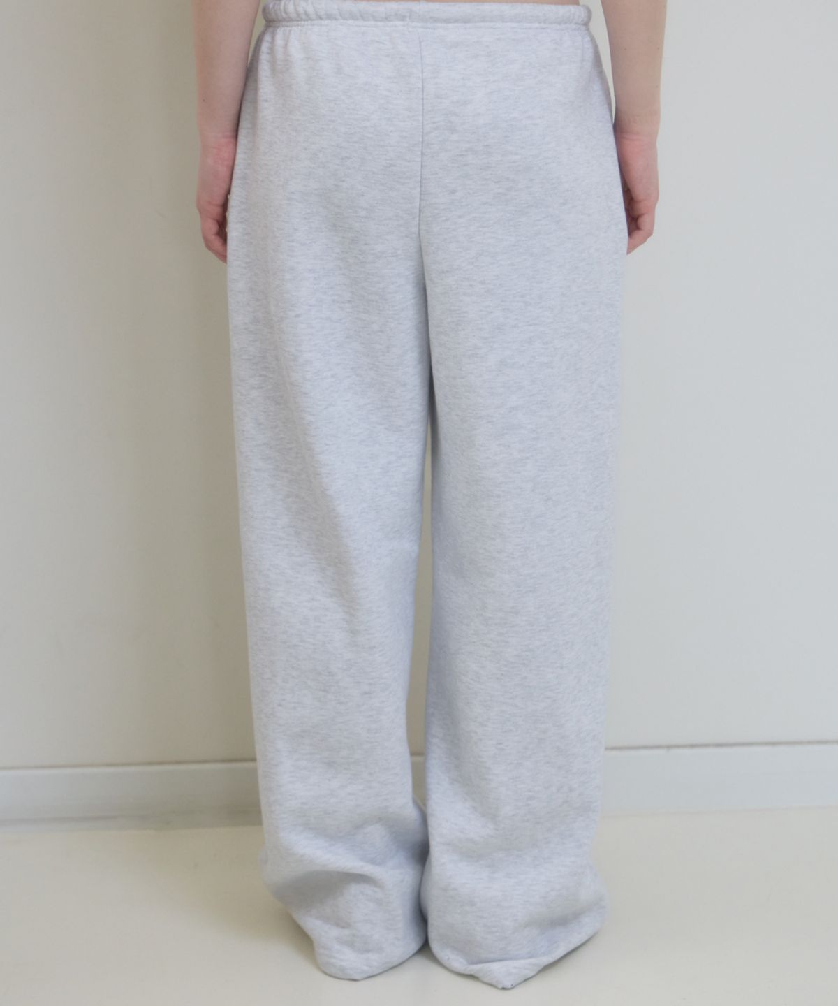 로제프란츠(ROSEFRANTZ) Rose Embroidery Wide Sweatpants [White Melange]
