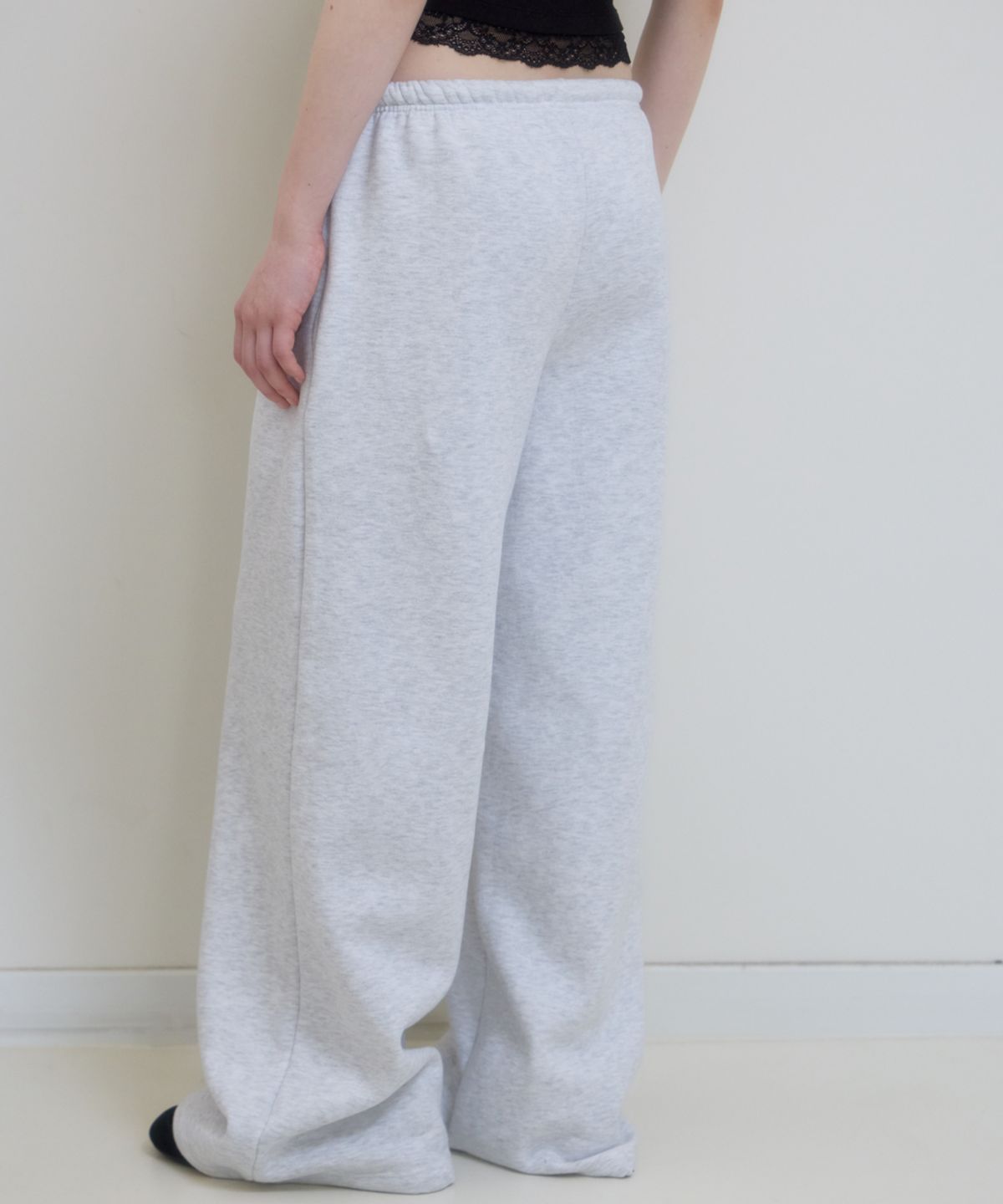 로제프란츠(ROSEFRANTZ) Rose Embroidery Wide Sweatpants [White Melange]