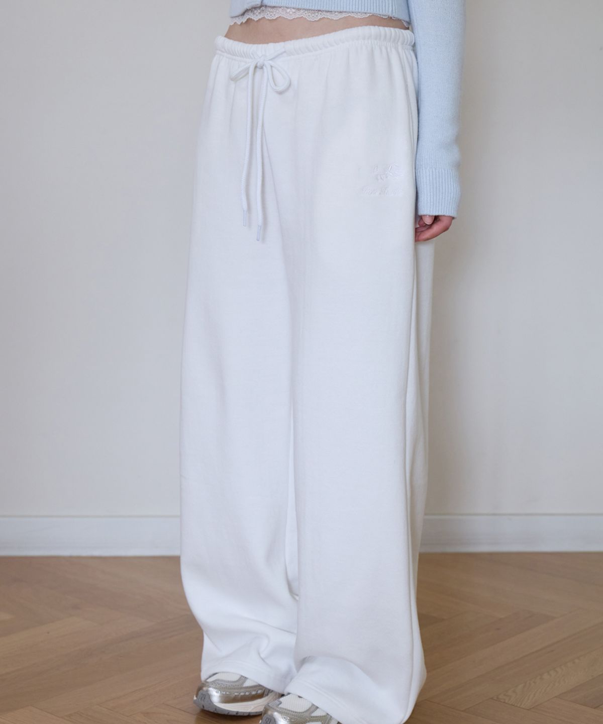 로제프란츠(ROSEFRANTZ) Rose Embroidery Wide Sweatpants [Ivory]