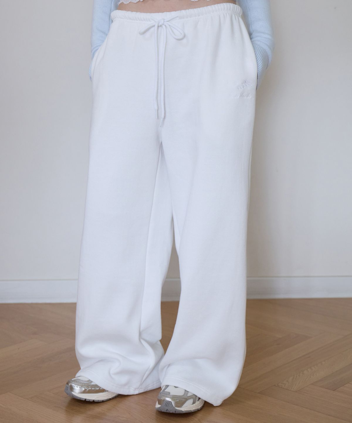 로제프란츠(ROSEFRANTZ) Rose Embroidery Wide Sweatpants [Ivory]