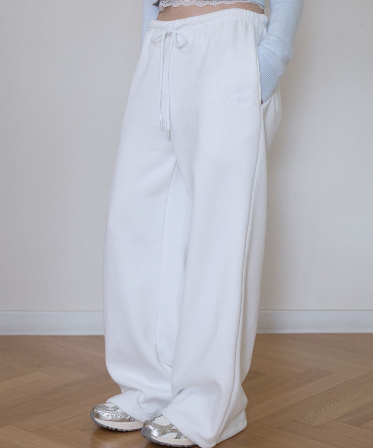 로제프란츠(ROSEFRANTZ) Rose Embroidery Wide Sweatpants [Ivory]