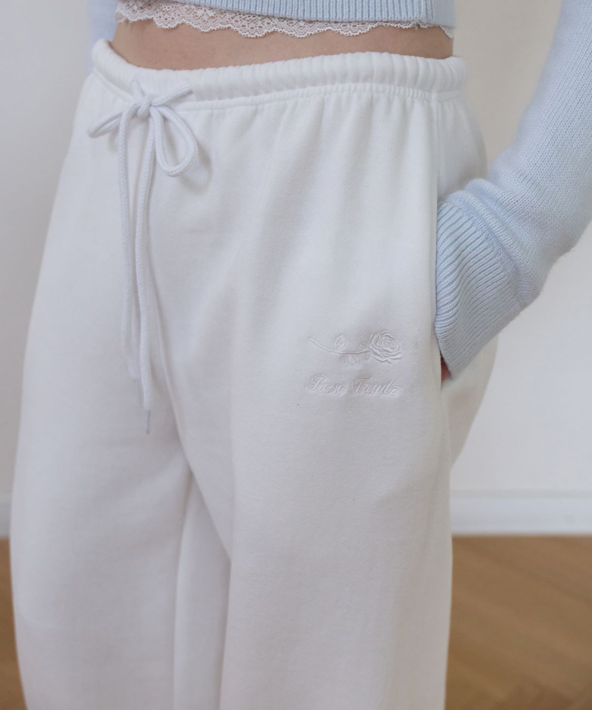 로제프란츠(ROSEFRANTZ) Rose Embroidery Wide Sweatpants [Ivory]