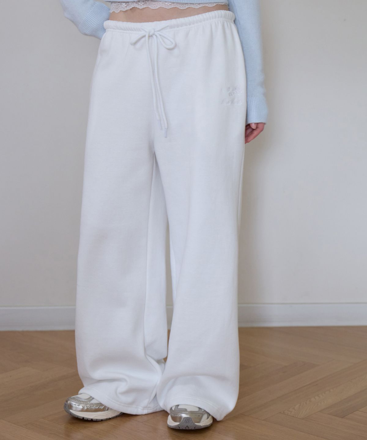 로제프란츠(ROSEFRANTZ) Rose Embroidery Wide Sweatpants [Ivory]