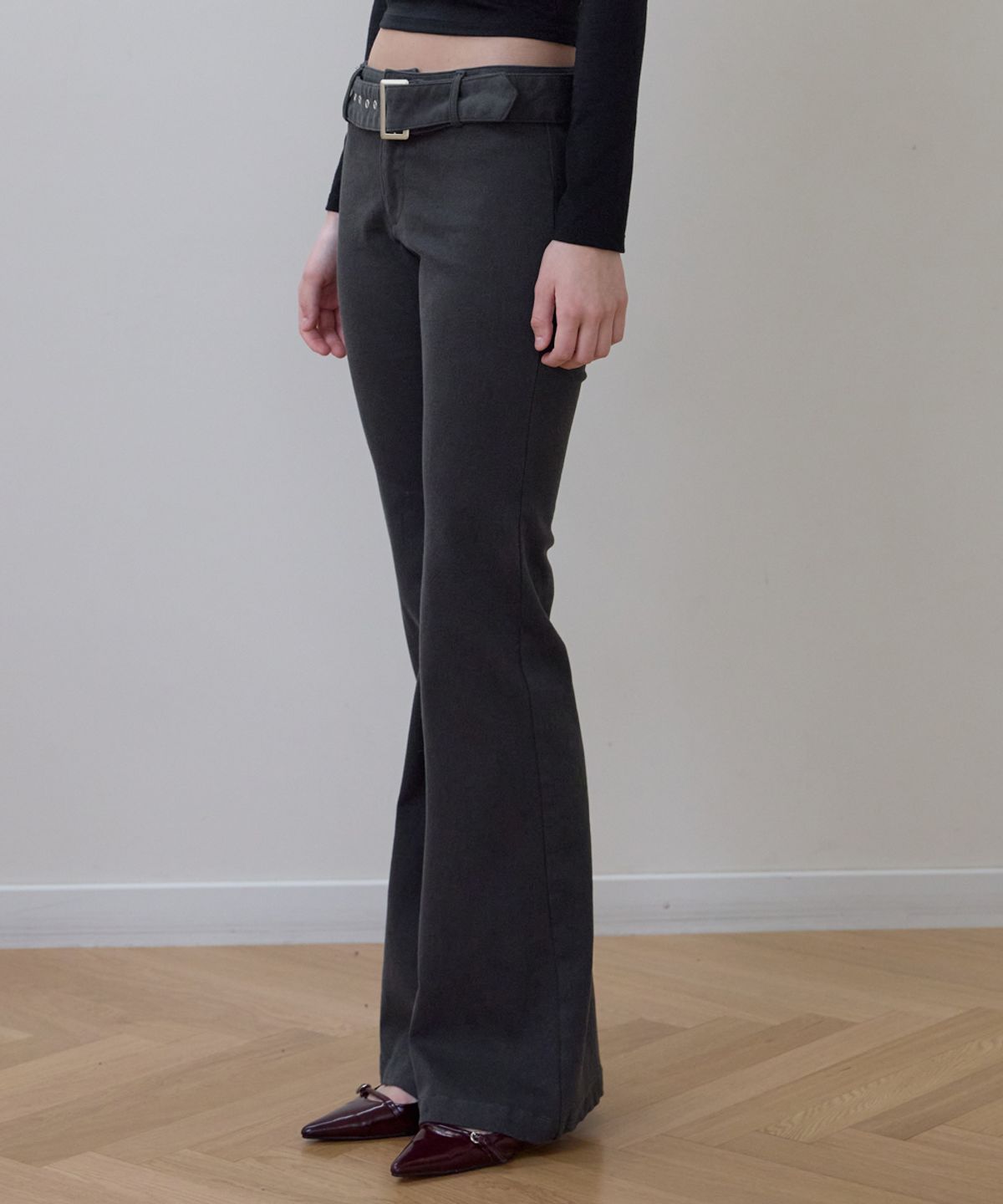 로제프란츠(ROSEFRANTZ) Belted Boots Cut Pants [Charcoal]
