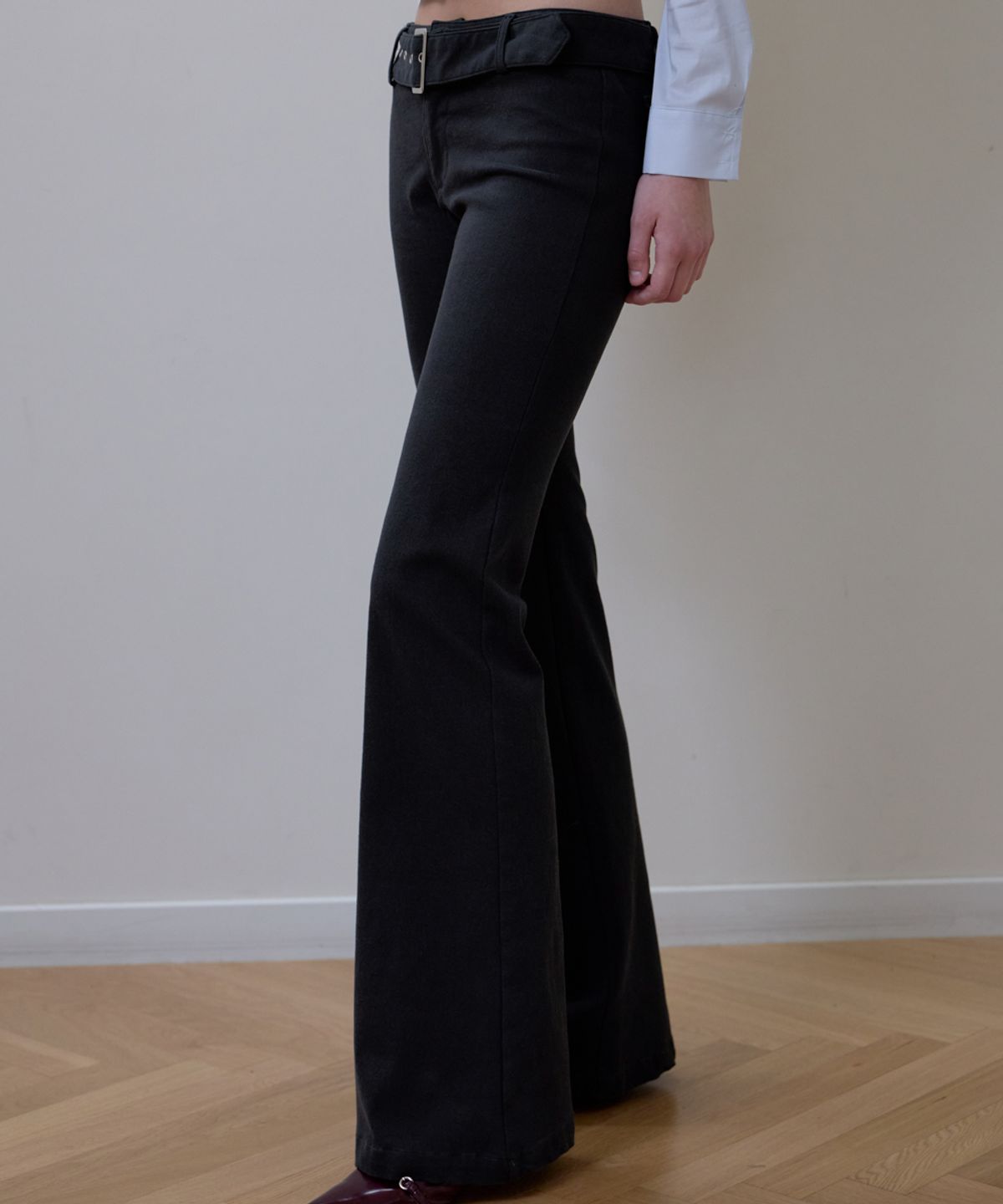 로제프란츠(ROSEFRANTZ) Belted Boots Cut Pants [Black]