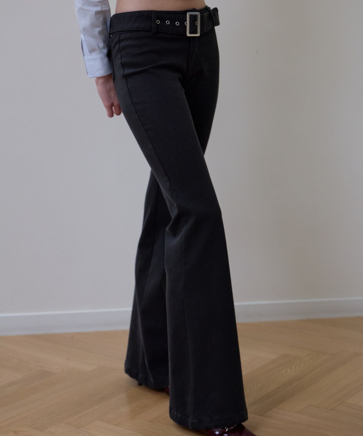 로제프란츠(ROSEFRANTZ) Belted Boots Cut Pants [Black]